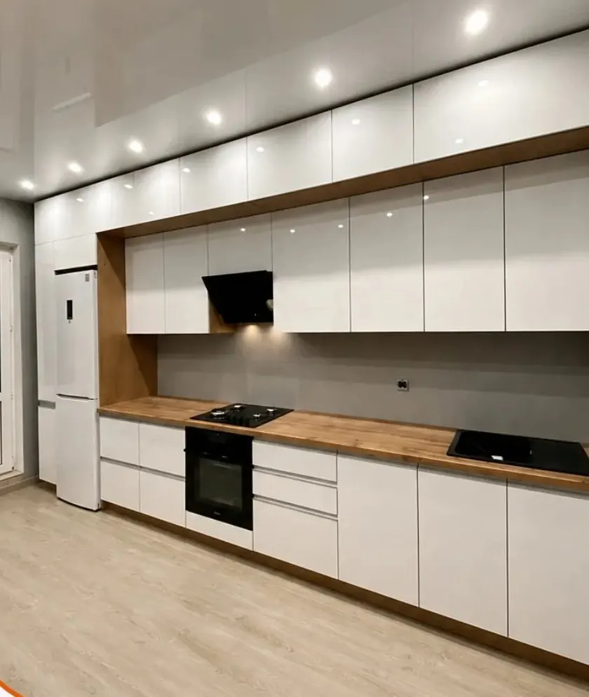 Cuisine blanche laquée avec plan de travail en bois, Casablanca