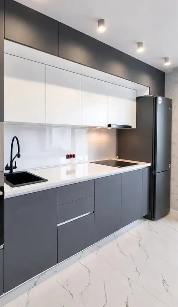 Cuisine grise mate sur mesure avec plan de travail blanc, Casablanca